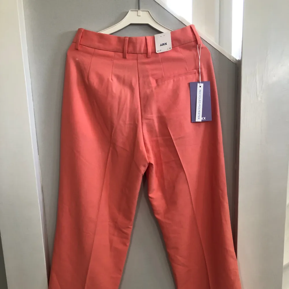  laxrosa kostymbycor som aldrig är använda med lapp kvar. Storlek 27/30 . Jeans & Byxor.