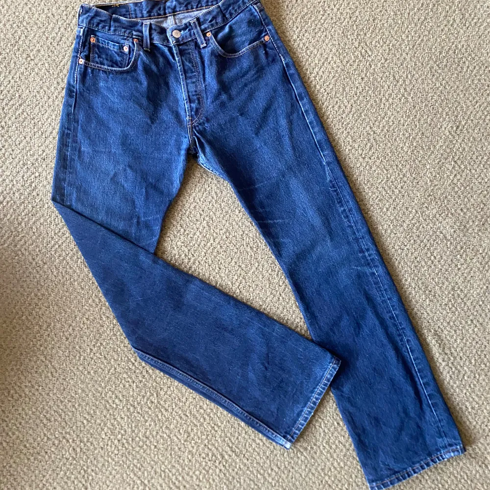 Säljer ett par Levis jeans i storlek W32  L34 i bra skick. Det finns tecken på användning men inget som märks när man har på sig dem. Tveka inte på att höra av dig om du är intresserad👊🏼😁. Jeans & Byxor.