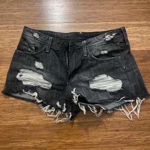 Svarta shorts  - Köpte förra sommaren second hand. Dom är dock väldigt små i storleken, det står 38 men skulle mer säga 36. Säljer dom pågrund av att är för små för mig
