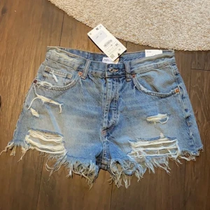 Zara shorts - Sälljer dessa zara shorts pga fel storlek. Aldrig använt. Köpta för 400kr Säljer för 200kr. Skriv för fler bilder eller frågor.💕
