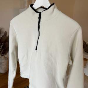 En fin vit croppad tröja från ASOS i storlek S 🤍 Väldigt snygg att ha som träningsdräkt för svalare kvällar!