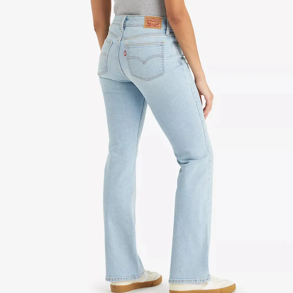 säljer dessa trendiga low waist jeans från Levi’s som e slutsålt. Storleken är W26 L30 som motsvarar en S skulle jag säga . Jeans & Byxor.
