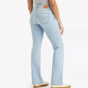 säljer dessa trendiga low waist jeans från Levi’s som e slutsålt. Storleken är W26 L30 som motsvarar en S skulle jag säga 