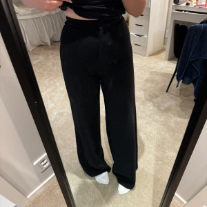 kostymbyxor - Svarta raka kostymbyxor från HM, bra skick! inga fickor 