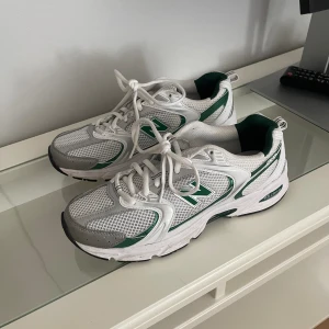 New Balance 530 gröna - Använda cirka 2 ggr Nyskick  Köpt för 1.400  Strl: 40
