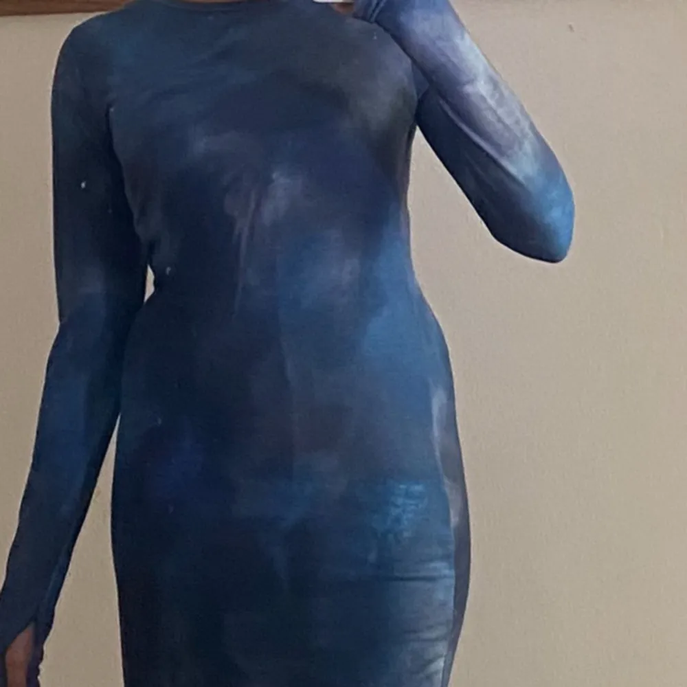 En jättefin lång blå klänning jag fick i present men har inte hunnit använda. . Klänningar.