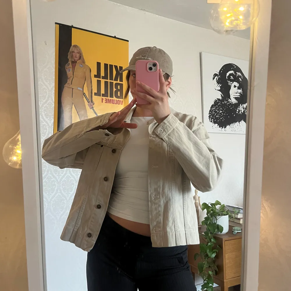 Beige tunn jacka, jeansliknande material Storlek står som 44 men skulle säga S/M. Takit.
