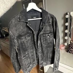 Svart jeansjacka från BIKBOK  - Sparsamt använd, storlek XS men skulle säga att den sitter som en S