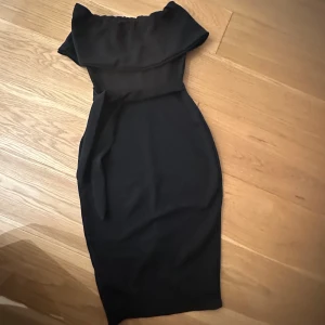 Svart ofkjolder klänning🖤 - Skit snygg ofkjolder klänning, i bra skick🖤 knappt använd, sitter så fint på och är strech, skriv privat för frågor 🖤