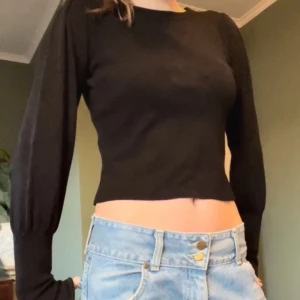 Topp med ribbad ärm - Söt stickad tröja med ribbade ärmar