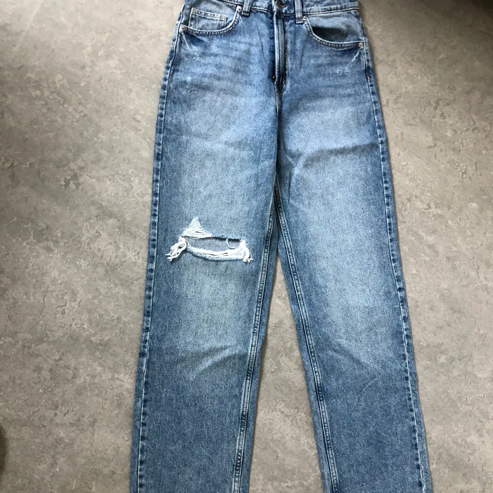 Säljer den här jeansen. Har aldrig använt. Helt nya köpte för 299kr 90s straight . Jeans & Byxor.
