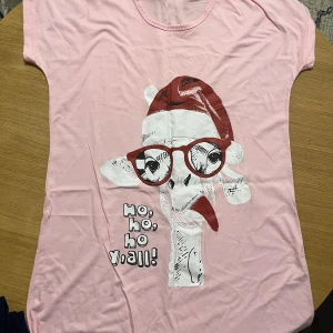 Nattklänning - En rosa nattklänning med tryck. Den e knappt använd. Den passar alla storlekar(S-L).