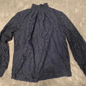 Spetsblus  - Söt spetsblus!