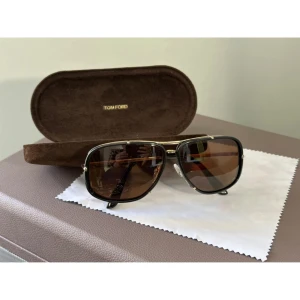 Tom Ford Solglasögon - Säljer nu dessa tvärgata Tom Ford Andres TF 110 Model. Väldigt sällsynta då de inte tillverkas längre. De är i extremt bra skick. Nypris 5500kr. Höjd 5cm, bredd 13,5cm, längd 14cm. Priset går att diskutera