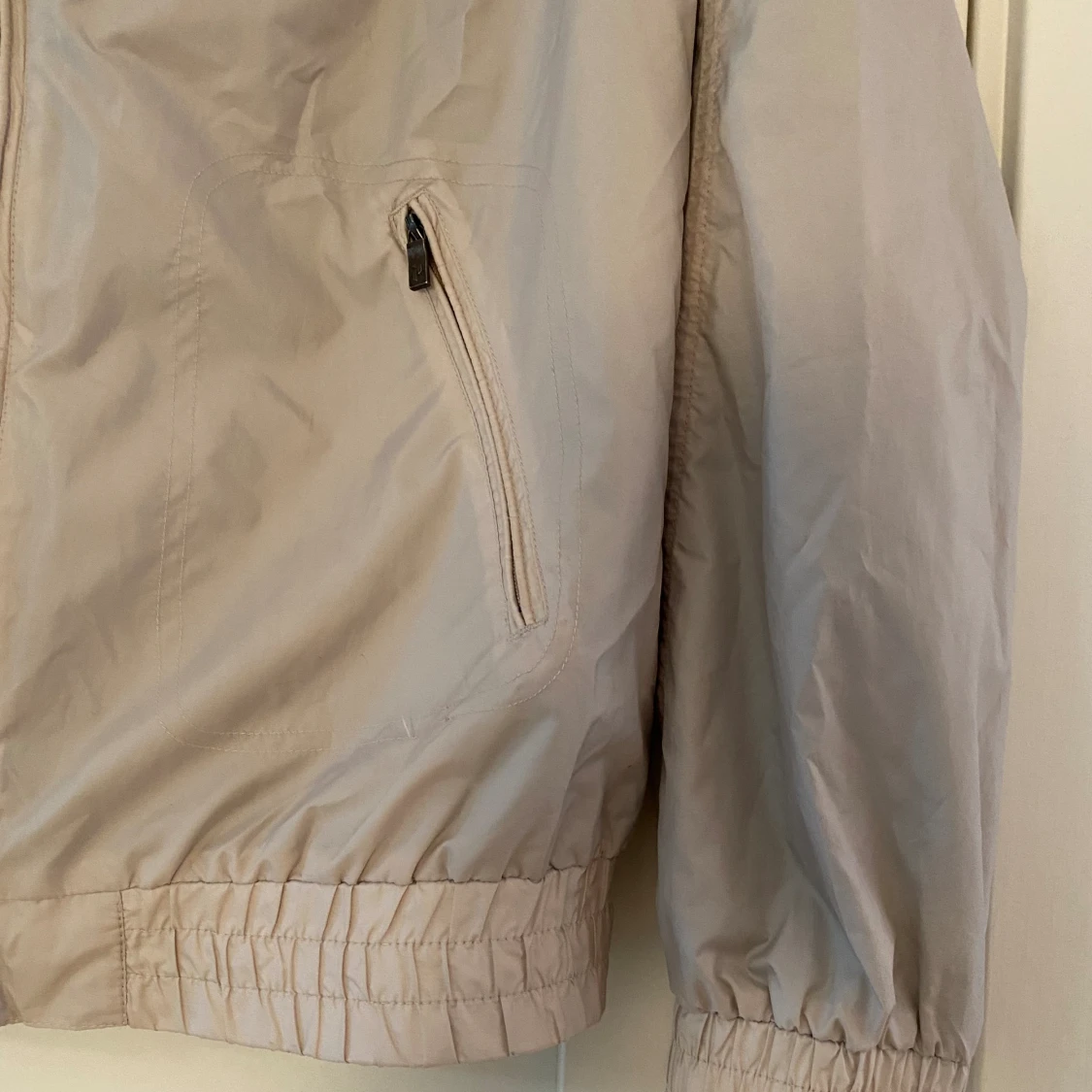 Beige vindjacka från Peak Performance modell Ellie J strl M. - 90