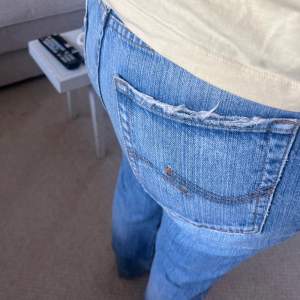 Dö snygga jeans! De är väldigt gamla och därmed går de ej att få tag på 💓 Hör av er vid frågor eller funderingar 💗Personen på bilden är ca 167cm och passar bra längden!