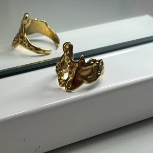 Supersnygg ring!!💘 - Justerbar, använd fåtal gånger. Från Olympia och nypris är 89kr! 💘 