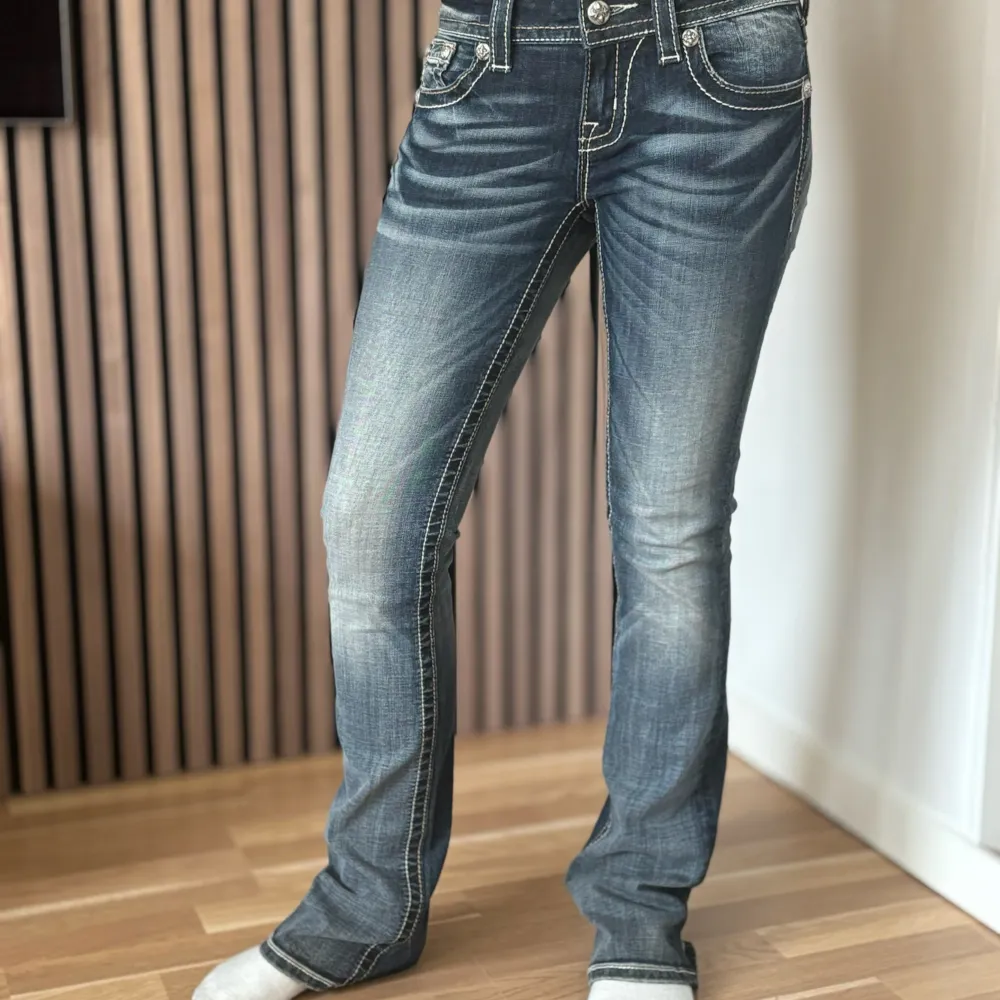 Lågmidjade bootcut jeans från Miss Me. Unika fickor med mycket bling. Perfekt skick. Mått: Innerbenslängd: 83cm   Midjemått rakt över: 34,5cm Midjemått: 76cm Modellen är 166cm lång. Skriv gärna ifall du har några frågor! 💗. Jeans & Byxor.