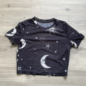 Crop top  - Söt svart mesh crop top med mönster ✨