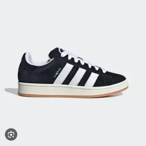 Säljer mina svarta adidas campus 00 🥹 Aldrig använts, säljer då  returtiden har gått ut. Dm för fler/egna bilder!