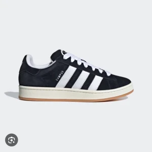 Adidas Campus 00 - Säljer mina svarta adidas campus 00 🥹 Aldrig använts, säljer då  returtiden har gått ut. Dm för fler/egna bilder!