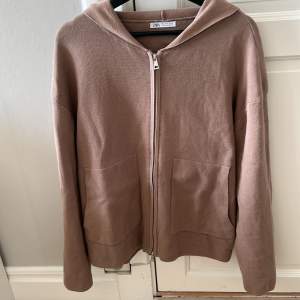 Jag säljer min nästintill oanvända zip hoodie från zara. Skick är 10/10. Köpt för 499kr i zara butiken i Stockholm. Kontakta mig för funderingar!😁🤝🏻