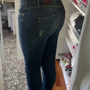 Jeans Regin Italia - Jättesnygga blåa jeans från Regin Italia. Hål på ena knät och lite slitningar på andra benet. Slim fit storlek 27. 