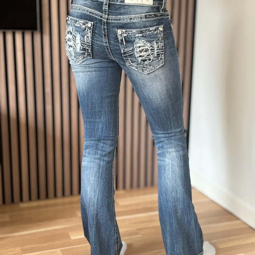 Lågmidjade bootcut jeans från Miss Me på den kortare sidan. Fickor med bling och slitningar. Perfekt skick. Mått: Innerbenslängd: 75cm   Midjemått rakt över: 34cm Midjemått: 74cm Modellen är 166cm lång. Skriv gärna ifall du har några frågor! 💗. Jeans & Byxor.
