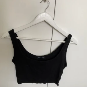 Linne  - Svart linne/topp i världens skönaste material men tyvärr för stor för mig🖤