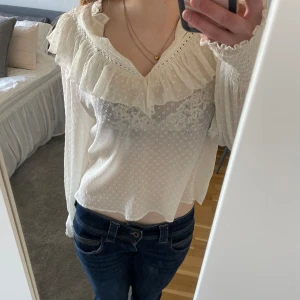 Vit blus zara - Säljer denna snygga vita blusen från zara! Den är sparsamt använd och inga defekter, passar perfekt nu till våren och sommaren🙌😊