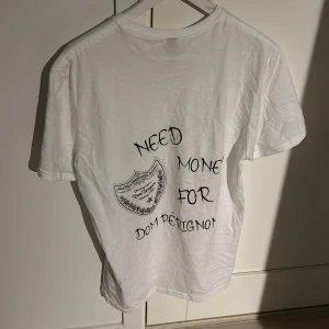 Need money for dompérignon t-shirt - En vit t-shirt i storlek M med tryck, från  kartisto, ny skick knappt använd, slut på deras hemsida