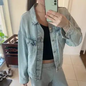 Säljer denna fina jeans jackan med slitningar från Zara! Superfint skick!💓