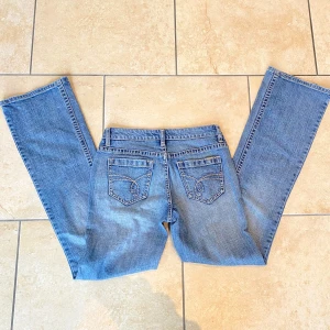 Lågmidjade jeans - Jättefina lågmidjade bootcut vintage jeans från esprit säljer då de inte kommit till användning.  Midjemått: 72,5cm Innerbenslängd: 81cm Pris kan diskuteras vid snabb affär💕💕