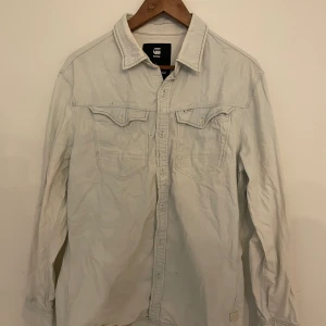 G-star raw jeans skjorta  - Large Knappt använd  Färg off white åt det ljusblå hållet 