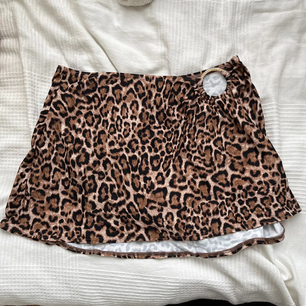 Kort leopardmönstrad kjol från Michael kors, helt ny med lapparna kvar. Kjolar.
