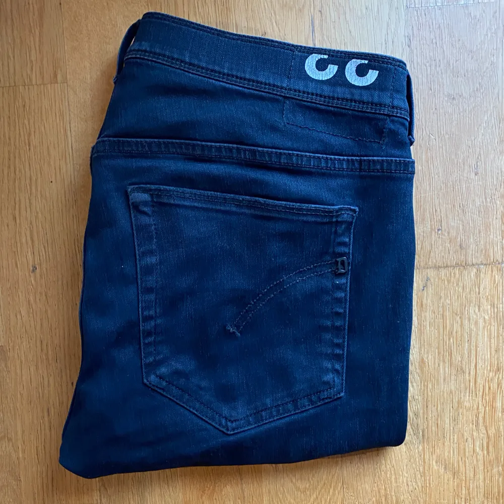 Tja! Säljer ett par dondup jeans. Jeansen är i storlek 33 sitter som 32. Skicket på jeansen är 8/10 tecken på användning men ändå ganska bra skick. Hör av dig vid frågor. Jeans & Byxor.