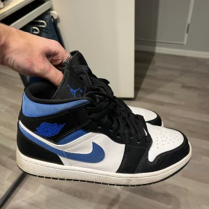 Jordan 1 mid - Otroligt fina Jordan 1 mig racer blue från soleplus. Nypris ca 2000-3000kr. Pris går att diskuteras! skick 9/10 går att putsa upp lite annars inga defekter(crease skydd följs med) (riktigt kap)