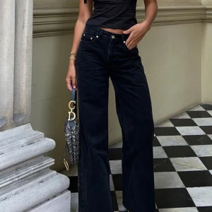 Svarta 501 jeans från Levis  - FÖRSTA BILDEN ÄR INTE MIN BILD!!  Säljer ett par svarta 501 jeans från Levis i storleken W30/L32, super super fina men passar inte mig längre tyvärr. Skulle säga att det passar någon som bär xs/s beroende på hur man vill att de sitter. 