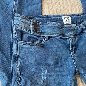 Säljer sjukt snygga jeans från BDG, Urban Outfitters, Storlek W26 L30. Midjemått- 40cm rakt över, innerbenslängd - 78cm. Kontakta mig vid intresse 🤍