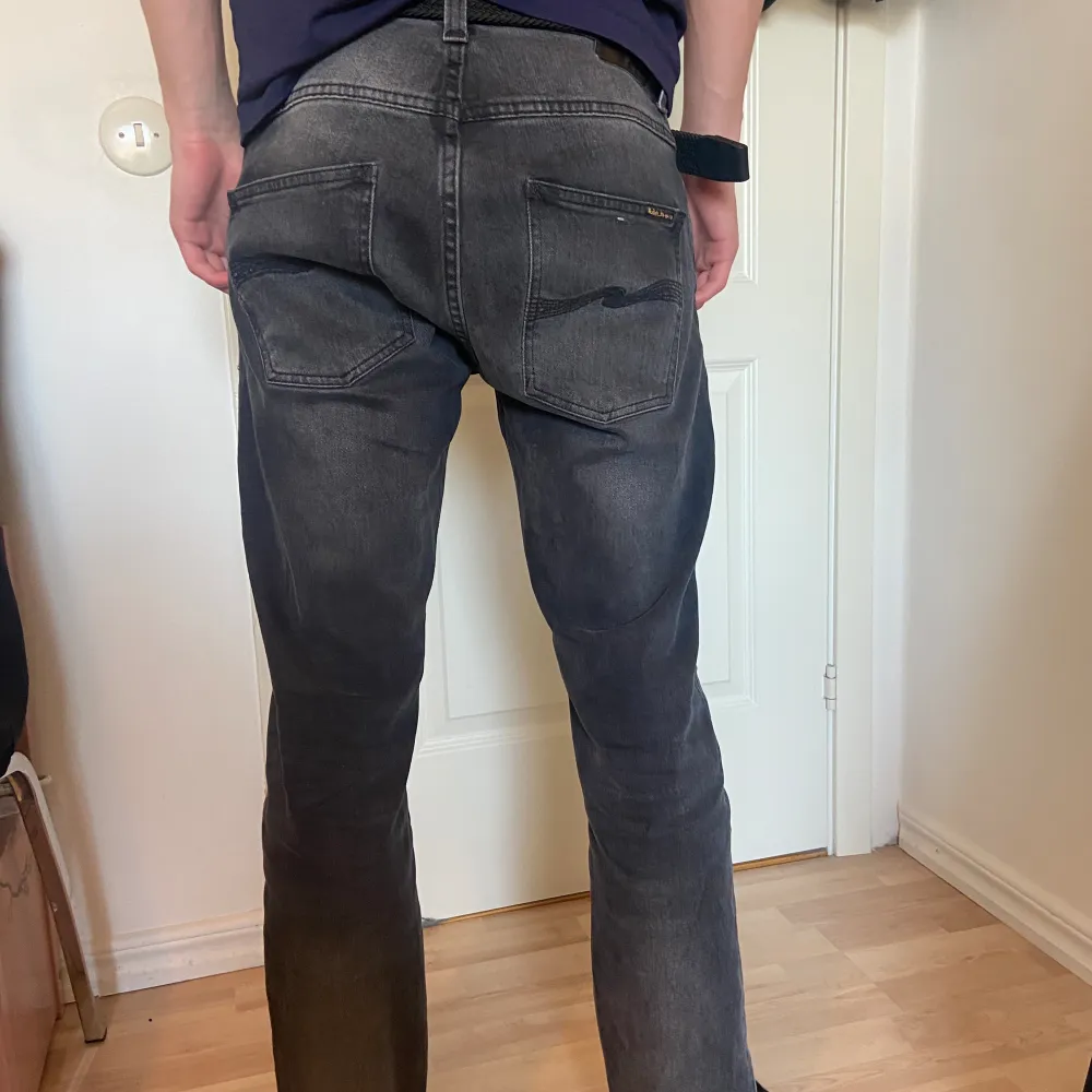 Säljer min killes gråa jeans från Nudie! De är uppsytta i benen så passar 31/30 skulle jag uppskatta (han är 180 cm). Mycket bra skick då de inte är använda så mycket! Nypris: 1600 kr, säljer för 600 kr (pris kan diskuteras vid snabb affär) . Jeans & Byxor.