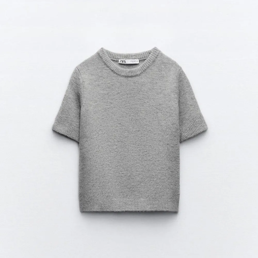 Säljer nu denna extremt snygga tröjan ifrån zara, säljer den pågrund av att den inte kommer till användning. Nästan aldrig använd och köpt för 330. Kan sänka priset till 150 vid snabb affär❤️. T-shirts.
