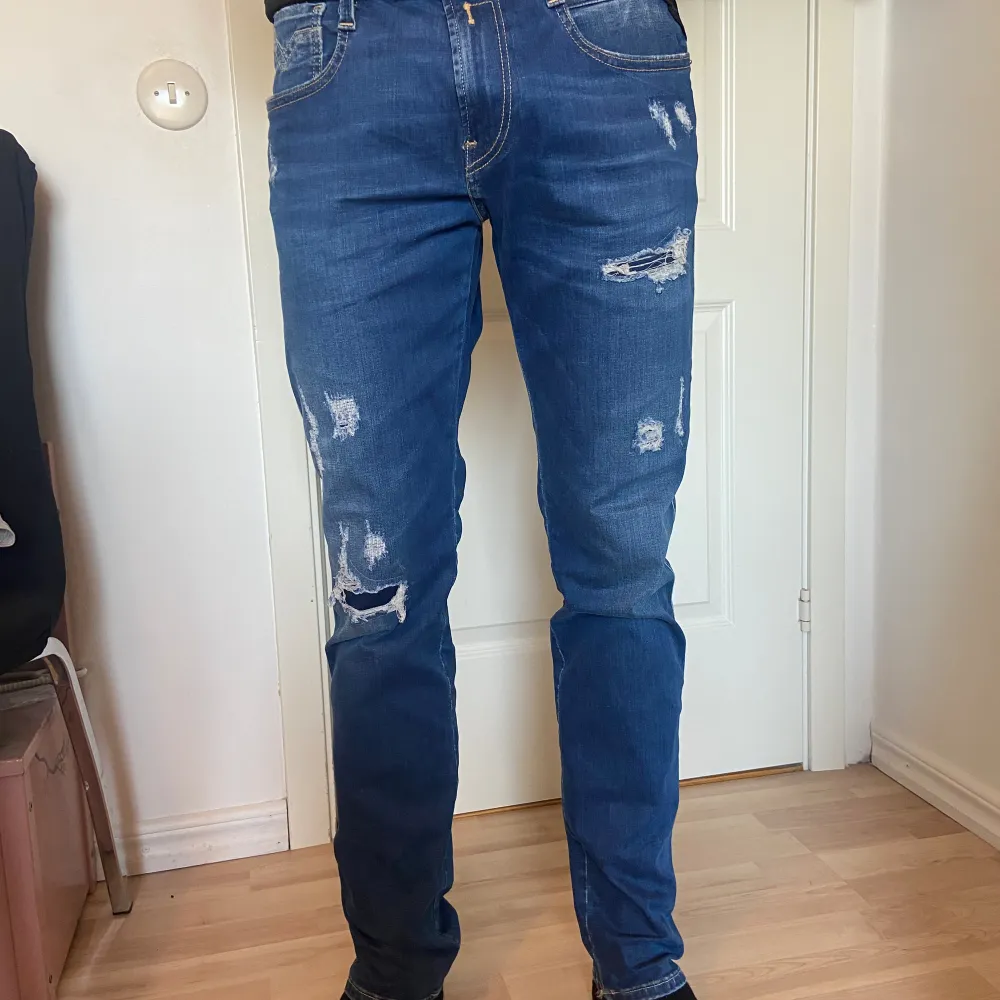 Säljer min killes jeans från Replay. Storleken är 30/32 (han är 180). Mycket bra skick då dem knappt är använda! Nypris: 1 800 kr, säljer för 600 kr (pris kan diskuteras vid snabb affär). Jeans & Byxor.