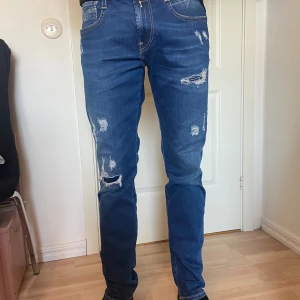 Replay jeans - Säljer min killes jeans från Replay. Storleken är 30/32 (han är 180). Mycket bra skick då dem knappt är använda! Nypris: 1 800 kr, säljer för 600 kr (pris kan diskuteras vid snabb affär)