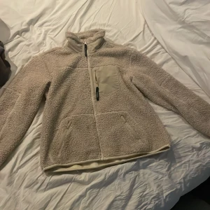 En jättefin pälsjacka från red and green!! - Den här fina pälsjackan är från red and green och är i ett alldeles nytt skick, inga defekter eller slitningar. Den är i small men passar även som M skulle jag säga!💕💕