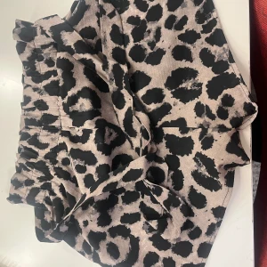 Leopard shorts - Jättebradkick, använt några ggr man kan justera midjan 