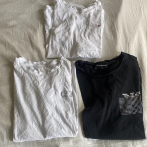 EA7 T-shirt  - Säljer nu mina Emporio Armani T-shirtar för 75kr styck och är i mycket bra skick ni får även med en Gant T-shirt på köpet🔥 6.5\10 skick Storlek M och S på alla tröjor.  DM för mer bilder o Info🔥