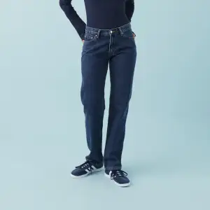 Jätte snygga mörk blå jeans ifrån Gina Tricot!🩷 De är i storlek 34 och aldrig använda. De är lågmidjade och raka i modellen