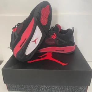 Jordan 4 red thunder  - Säljer Jordans i bra skick (8/10). Priset är inte hugget i sten! 