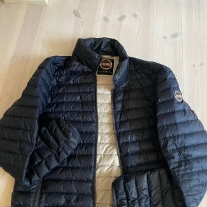 Colmar Allvädersjacka - Hej! Säljer min Colmar Jacka som är i mycket bra skick. Jackan har endast använts ett fåtal gånger och är perfekt och ha nu till våren. Storlek på jackan är S. 