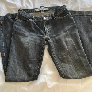 Bootcut jeans - Säljer dessa lågmidjade svarta/grå jeansen, passar på någon som är ca 167. Väl använda, pris han disskuteras😊